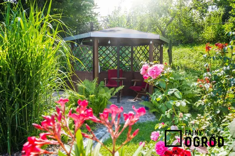 Najpiękniejsza altana ogrodowa otoczona roślinami, a także porady i inspiracje, jak zrobić piękne ogrody przydomowe