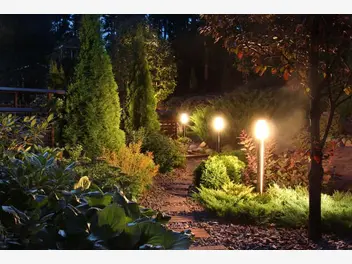 Ilustracja artykułu oświetlenie ogrodowe – rodzaje, przykładowe rozwiązania, ceny, pomysły