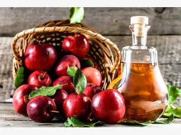 Ilustracja artykułu wino z jabłek – sprawdzone przepisy jak zrobić domowe wino z jabłek