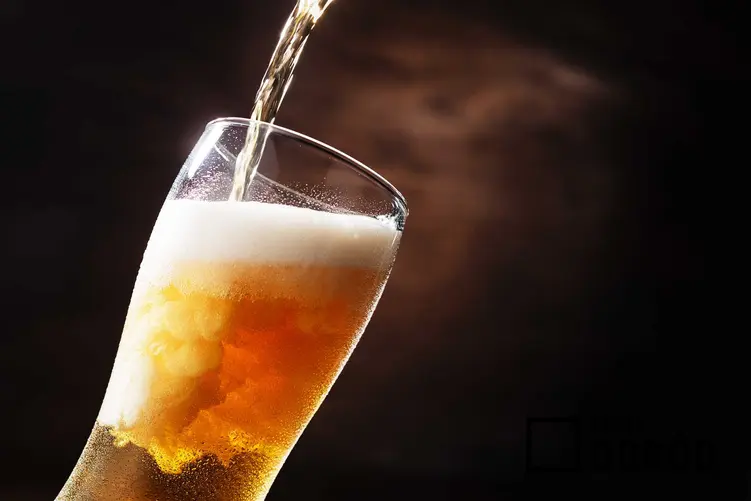 Nalewanie domowego piwa do szklanki, a także porady, jak zrobić piwo, czyli warzenia piwa w domu krok po kroku
