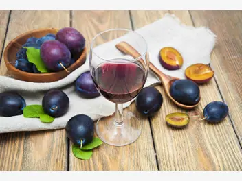 Ilustracja artykułu wino śliwkowe - sprawdzone przepisy jak zrobić wino ze śliwek krok po kroku