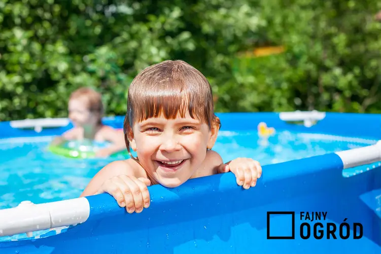 Dziecko w basenie, czyli basen ogrodowy dla dzieci czy basenik dla dzieci i polecane baseny dmuchane dla dzieci