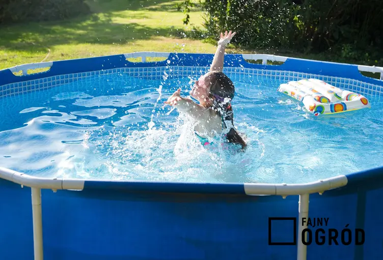 Dziewczynka kąpiąca się w basenie, czyli baseny w Castoramie, w tym takie baseny ogrodowe, jak baseny rozporowe czy baseny stelażowe