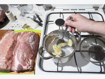 Ilustracja artykułu najlepszy przepis na solankę do mięsa - przygotuj ją sam krok po kroku