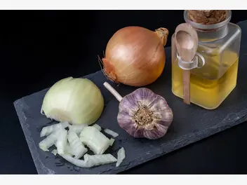 Ilustracja artykułu syrop z cebuli i czosnku - sprawdzony przepis krok po kroku - sprawdź!