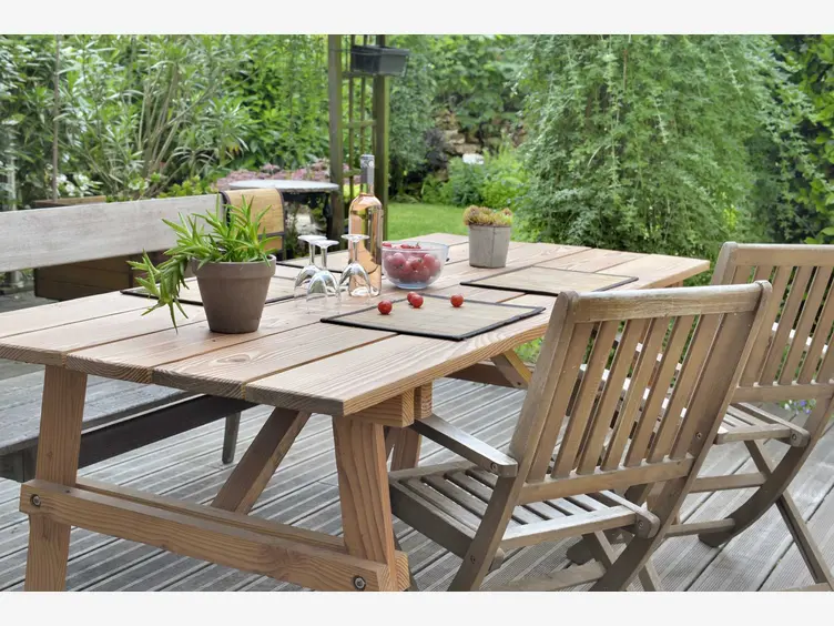 Ilustracja artykułu jak wybrać stoły i krzesła ogrodowe? sprawdzamy ceny, jakość i opinie użytkowników