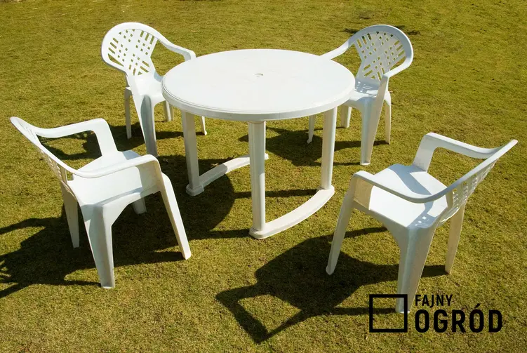 Białe plastikowe meble ogrodowe, stół z krzesłami oraz producent plastikowych mebli i opinie na jego temat