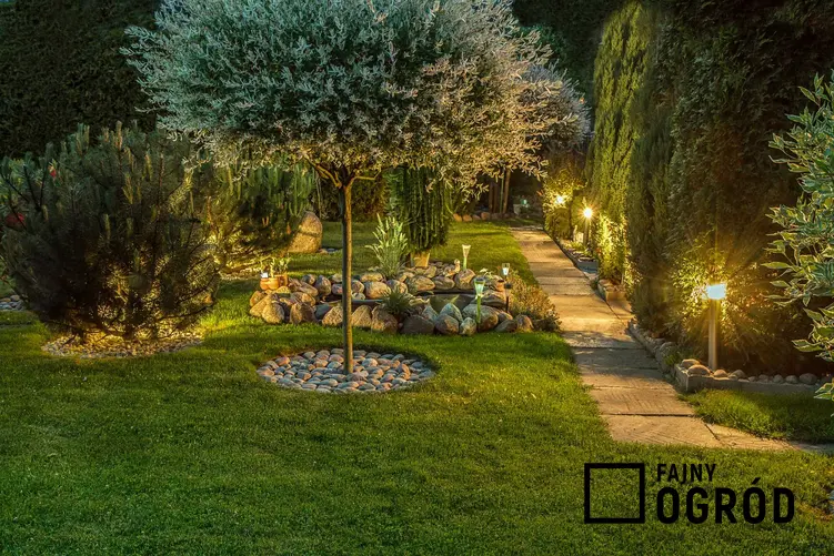 Pięknie oświetlony ogród oraz lampy solarne do ogrodu, czyli oświetlenie solarne nadające uroku ogrodowi w nocy