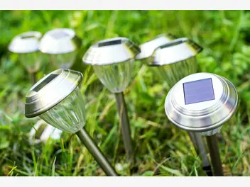 Ilustracja artykułu lampy solarne do ogrodu - jakie oświetlenie solarne wybrać do swojego ogrodu?