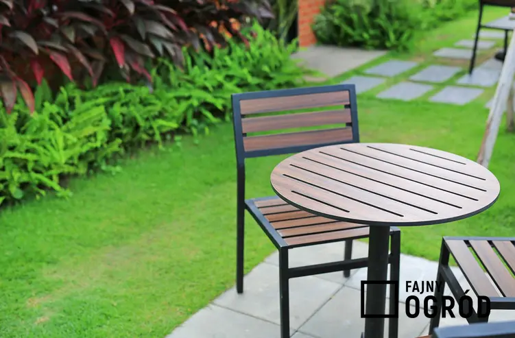 Aluminiowe meble ogrodowe, stół i krzesła, na przykład meble ogrodowe w Ikea i meble ogrodowe OBI oraz propozycja sklepu Jysk