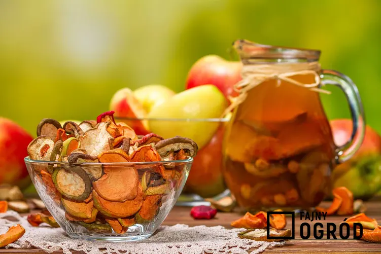 Kompot z suszonych owoców, czyli wigilijny kompot i przepis na kompot z suszonych śliwek i jabłek podawany w święta