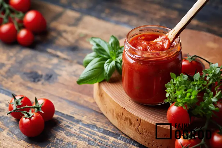 Pomidory na zimę w słoikach, jak przecier pomidorowy oraz przepisy na kiszone pomidory na zimę i inne przetwory z pomidorów