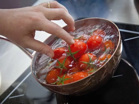 Sparzanie pomidorów: poradnik krok po kroku