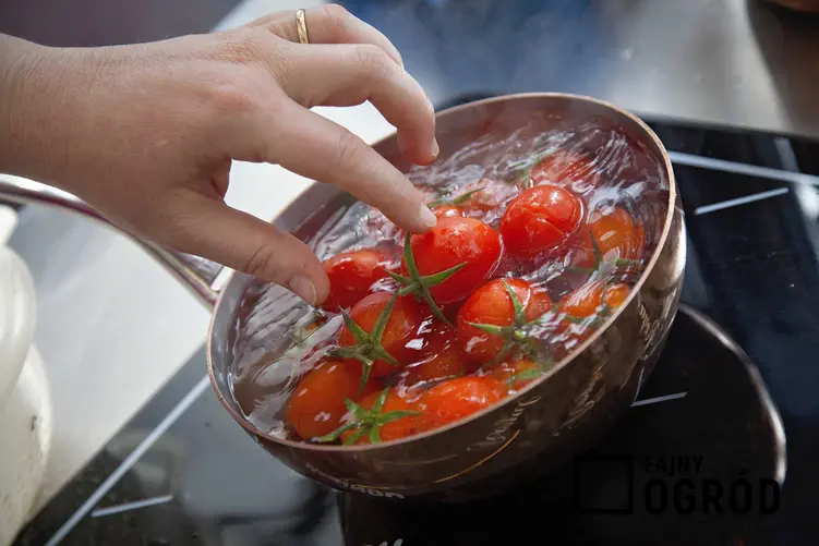 Parzenie pomidorów i obieranie pomidorów ze skórki, czyli porady jak sparzyć pomidory i dlaczego warto parzyć pomidory