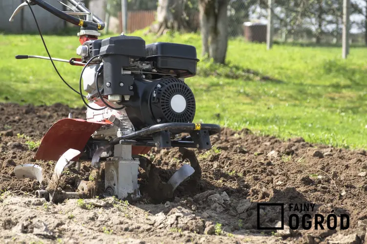 Spulchnianie gleby maszyną oraz narzędzie do spulchniania gleby