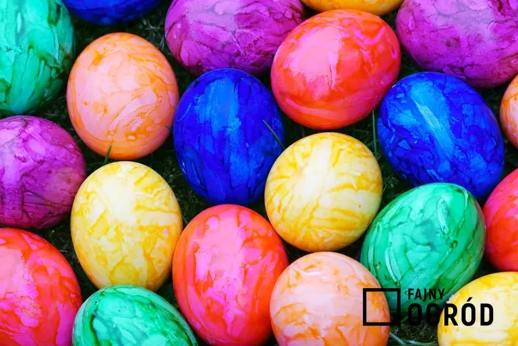 Kolorowe jajka wielkanocne, a także porady, jak naturalnie barwić jajka domowymi sposobami