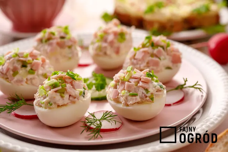 Wielkanocne jajka faszerowane na stole i inne przepisy na wielkanoc i potrawy na wielkanoc
