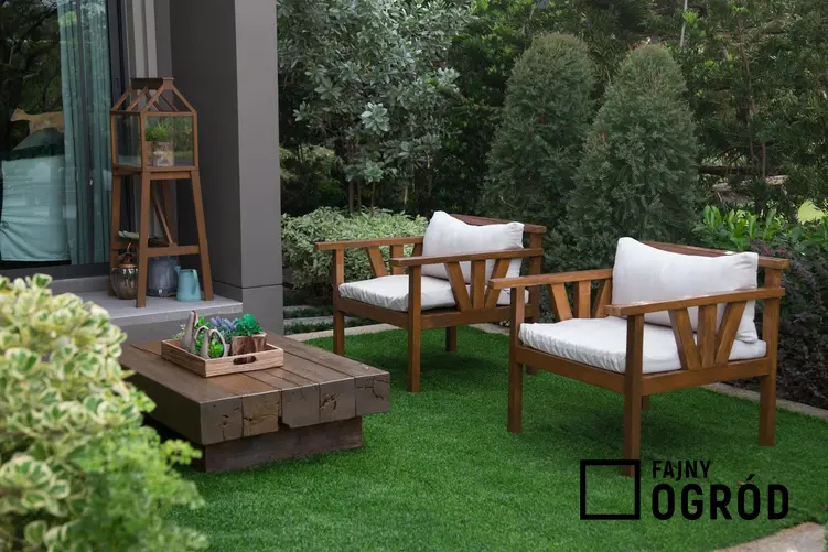 Zestaw mebli ogrodowych na trawie w ogrodzie, a także polecane meble ogrodowe w IKEA