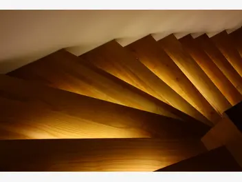 Ilustracja artykułu oświetlenie schodów – czujniki ruchu jako gwarancja automatyzmu