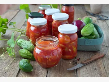 Ilustracja artykułu ogórki po cygańsku - prosty przepis na ogórki w pomidorach
