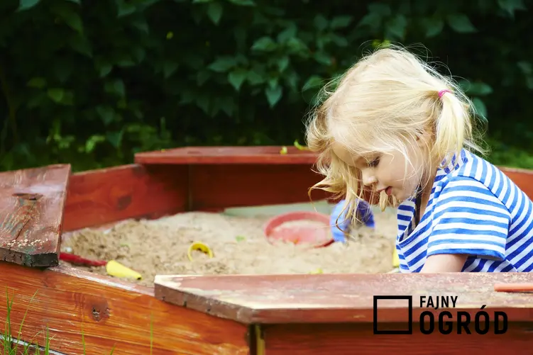 Dziewczynka bawiąca się w piaskownicy, a także piaskownica dla dzieci i zamykane piaskownice