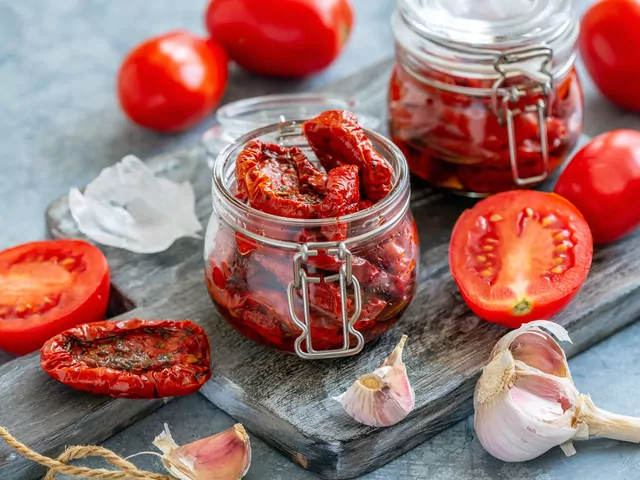 Przepisy na suszone pomidory w słoiku
