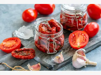 Ilustracja artykułu 5 przepisów na suszone pomidory w słoiku - zobacz, jak zrobić przetwory na zimę