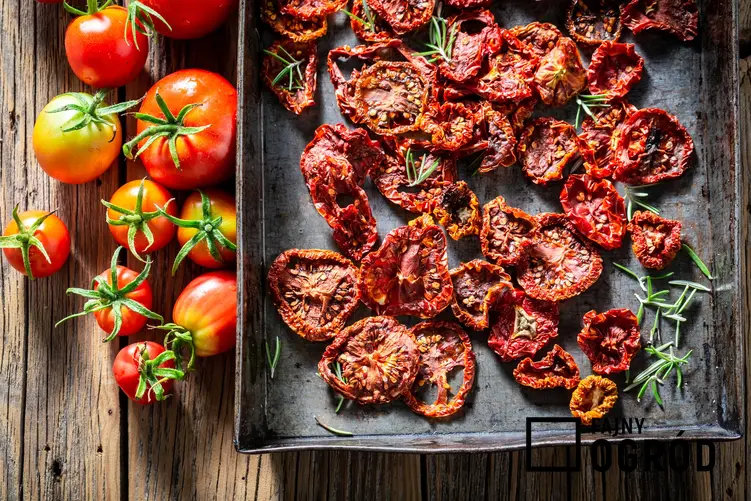 Suszone pomidory na blaszce do piekarnika oraz przepis na suszone pomidory w słoiku