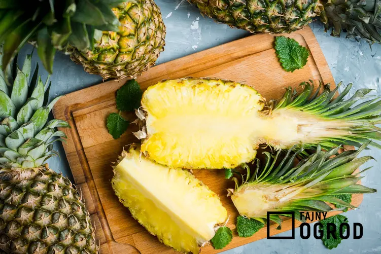 Ananas przekrojony na drewnianej desce, a także właściwości zdrowotne, witaminy