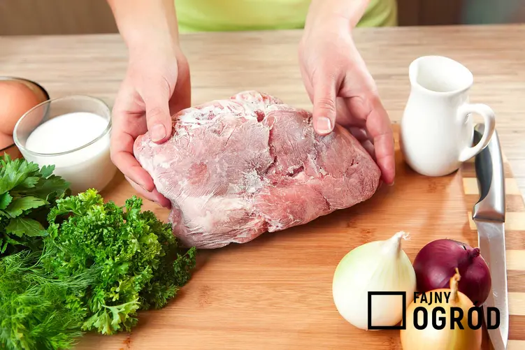 Rozmrażanie mięsa wieprzowego lub kurczaka w szybki sposób na desce do krojenia