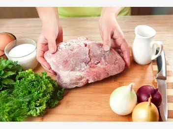 Ilustracja artykułu jak szybko rozmrozić mięso? oto 5 najlepszych sposobów