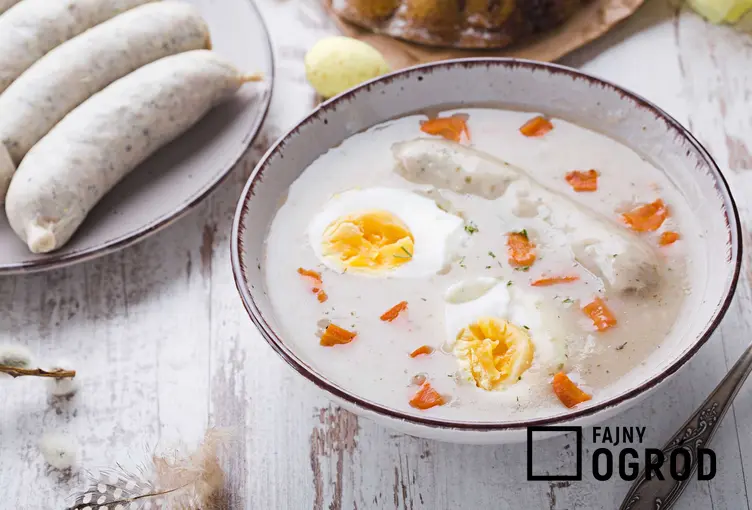 Żurek z białą kiełbasą, jajkiej i biała kiełbasa na talerzu, a także składniki, przygotowanie i wykonanie