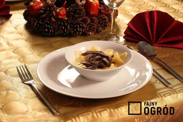Zupa wigilijna grzybowa na Boże Narodzenie na stole, a także przygotowanie, przepisy i wykonanie