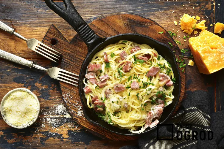 Spaghetti carbonara z sosem z jajek na patelni, a także najlepsze składniki, przepisy i wykonanie