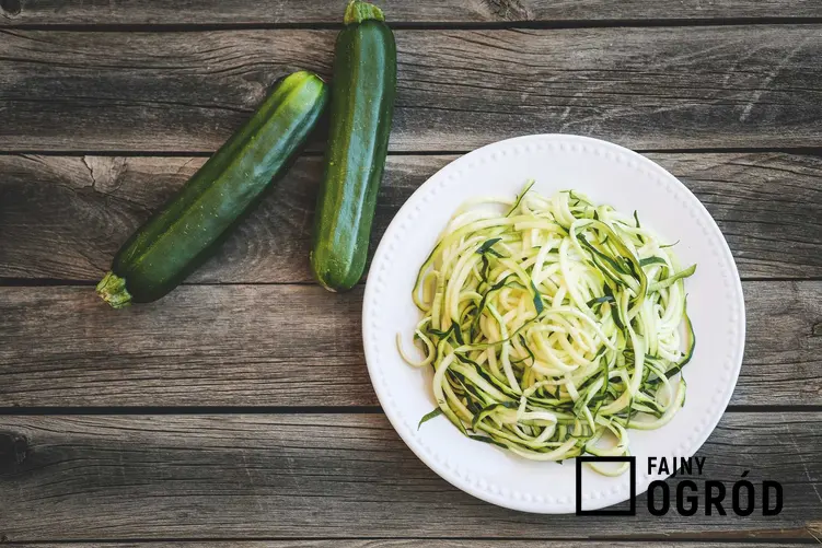 Spaghetti carbonara z cukinią i dodatkami na talerzu, a także przepisy i jak przygotować karbonarę