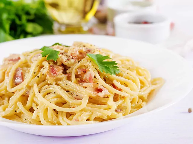 Spaghetti Carbonara: klasycznie i nietypowo