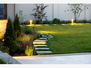 Ilustracja artykułu strefy oświetlenia ogrodu, tarasu i fasady domu