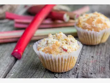 Ilustracja artykułu muffinki z rabarbarem - poznaj najlepsze przepisy na owocowe babeczki