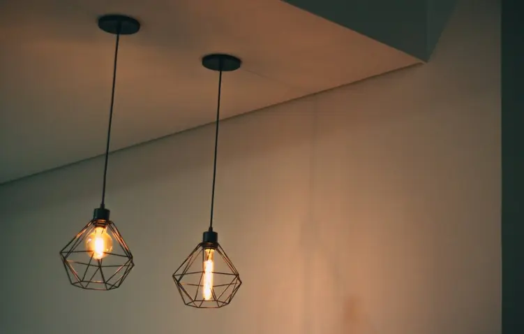 Jak wybrać oświetlenie do salonu w stylu nowoczesnym i industrialnym?