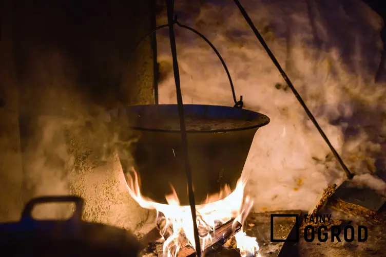 Kociołek myśliwski z gotującą się zupą na ognisku, a także rodzaje kociołków, cena, sposób użycia oraz opinie