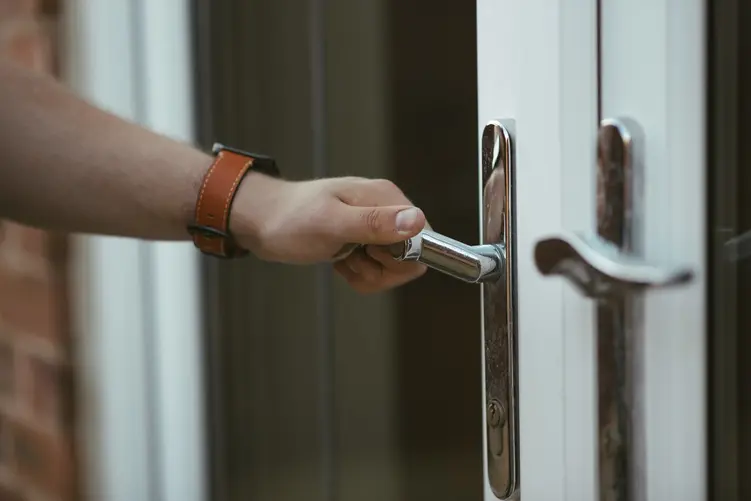 Drzwi wejściowe do domku – na co przede wszystkim zwracać uwagę?