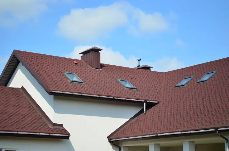 Dachówka czy blacha – czym pokryć dach?