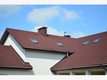 Ilustracja artykułu dachówka czy blacha – czym pokryć dach?