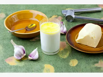 Ilustracja artykułu mleko z czosnkiem i miodem na przeziębienie. sprawdzony przepis