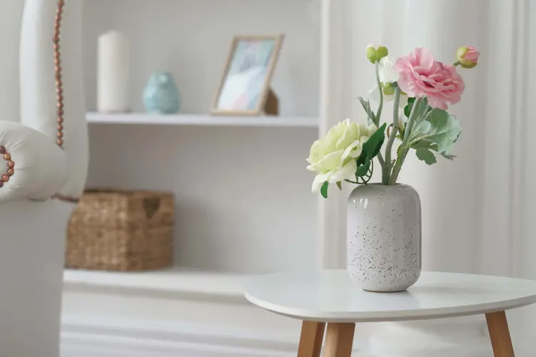Wprowadź letni klimat do mieszkania - dekoracje ze sztucznych kwiatów