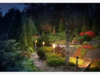 Ilustracja artykułu oświetlenie do ogrodu – jakie wybrać lampy zewnętrzne?