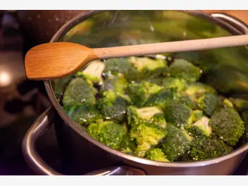 Ilustracja artykułu ile gotować brokuł? wyjaśniamy zasady gotowania brokułów
