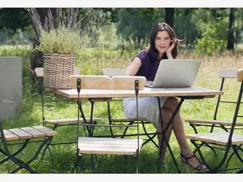 Ilustracja artykułu laptop z dużą baterią, która pozwoli pracę na ogrodzie