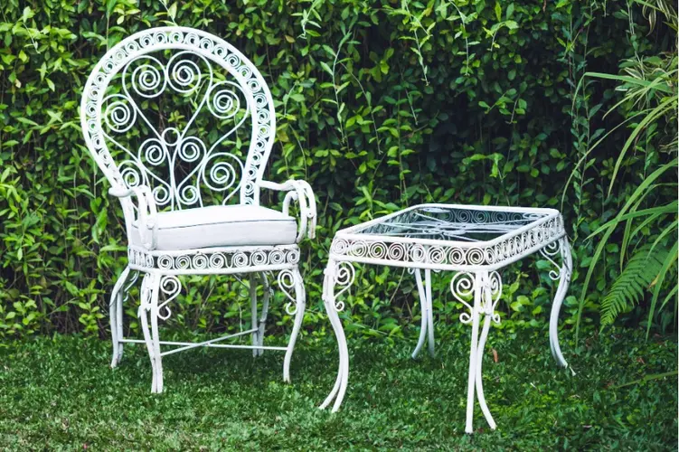 metalowe i plastikowe krzesła ogrodowe