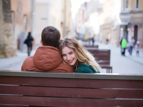 Ławka z oparciem: stylowa przestrzeń